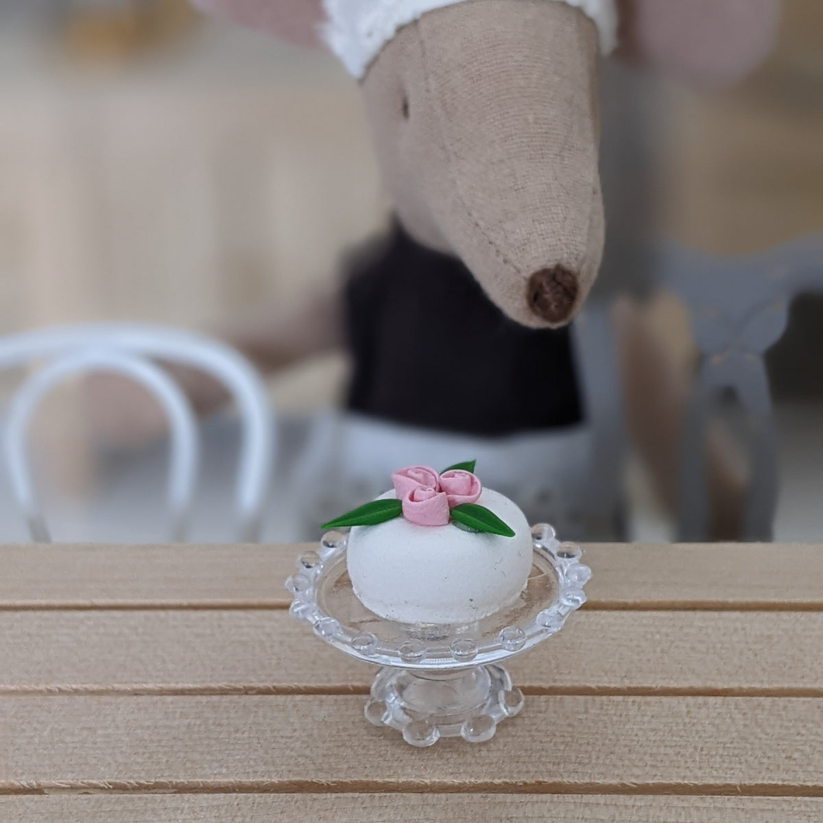 Witte taart op taartschaal