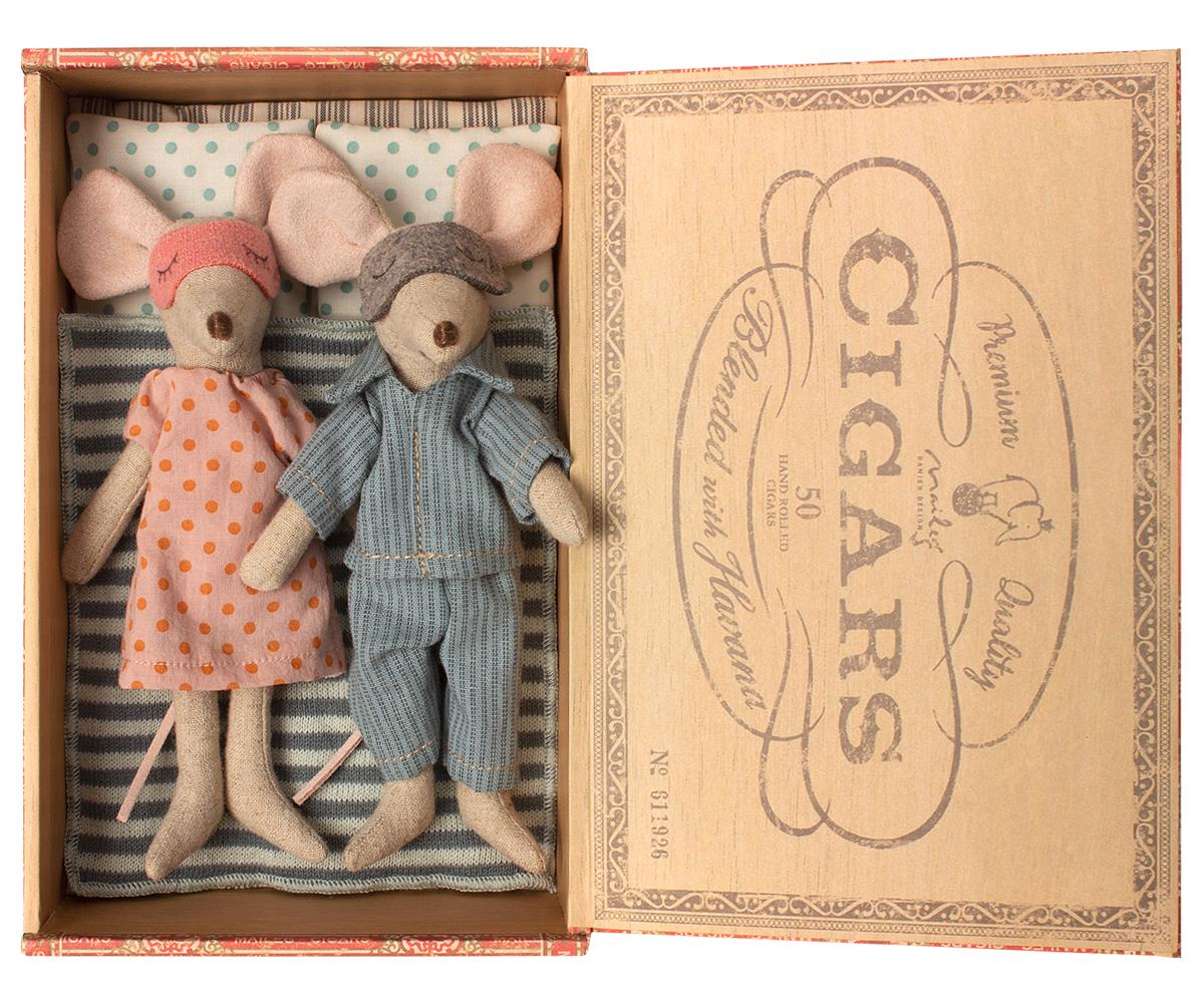 Maileg muis vader en moeder in sigarenkistje/dad and mum mouse