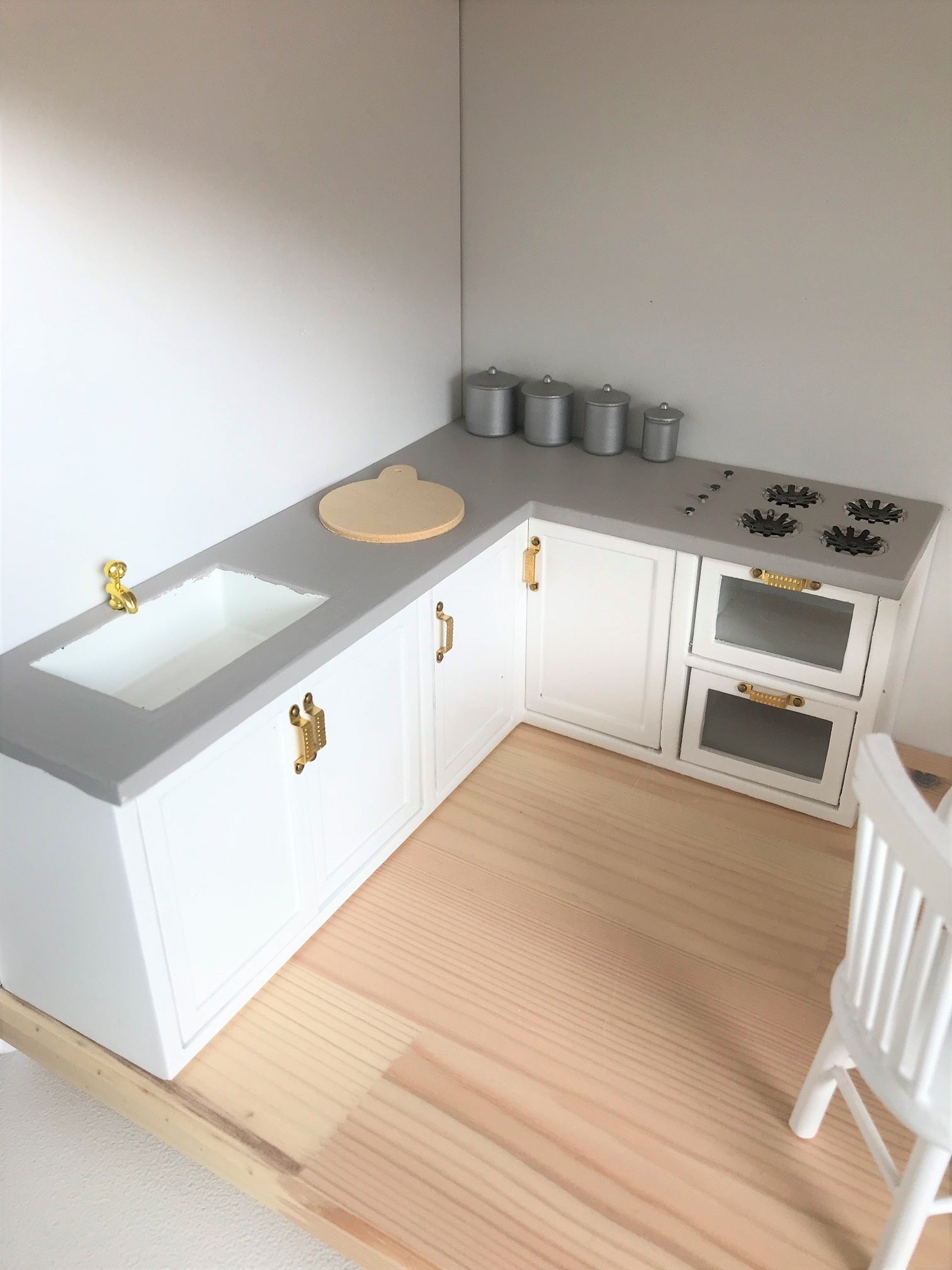 Modern compleet ingericht poppenhuis