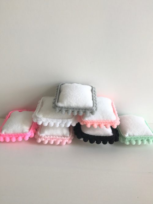 - Skattige pompomkes mini kussentje handgemaakt