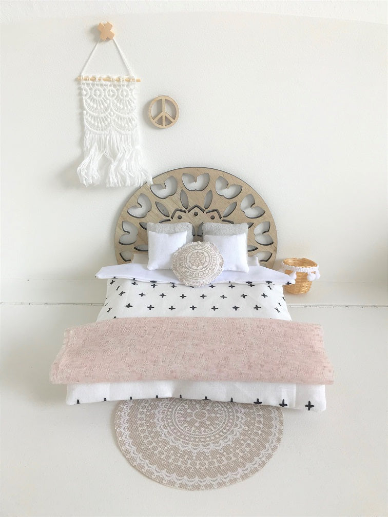 Dekbed wit met zwarte plusjes