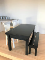 -Zwarte tafel met bankjes