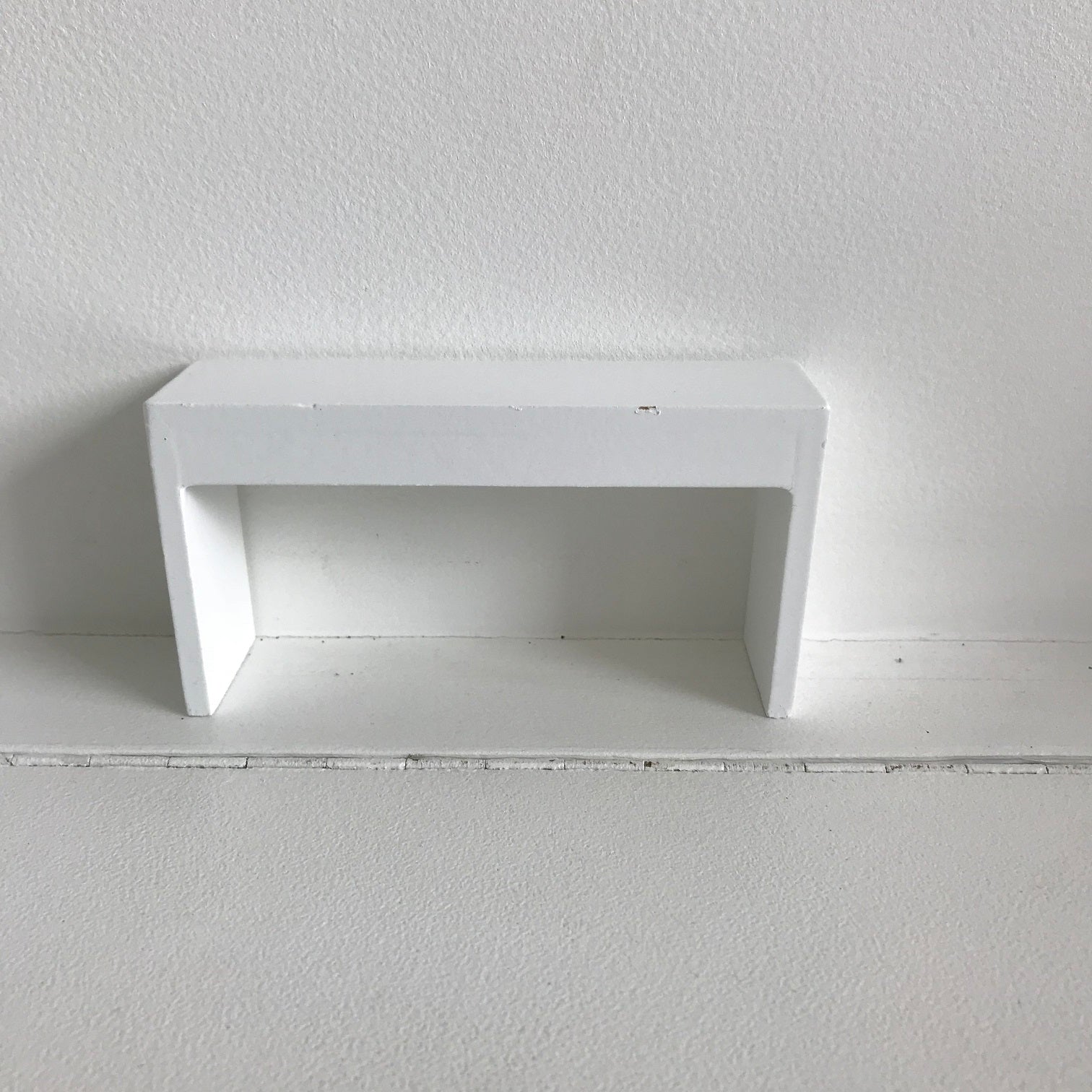 beschadigde sidetable