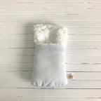 Slaapzakje lichtblauw/grijs met witte schapenvacht (nep) handgemaakt