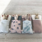 Slaapzakje lichtblauw/grijs met witte schapenvacht (nep) handgemaakt