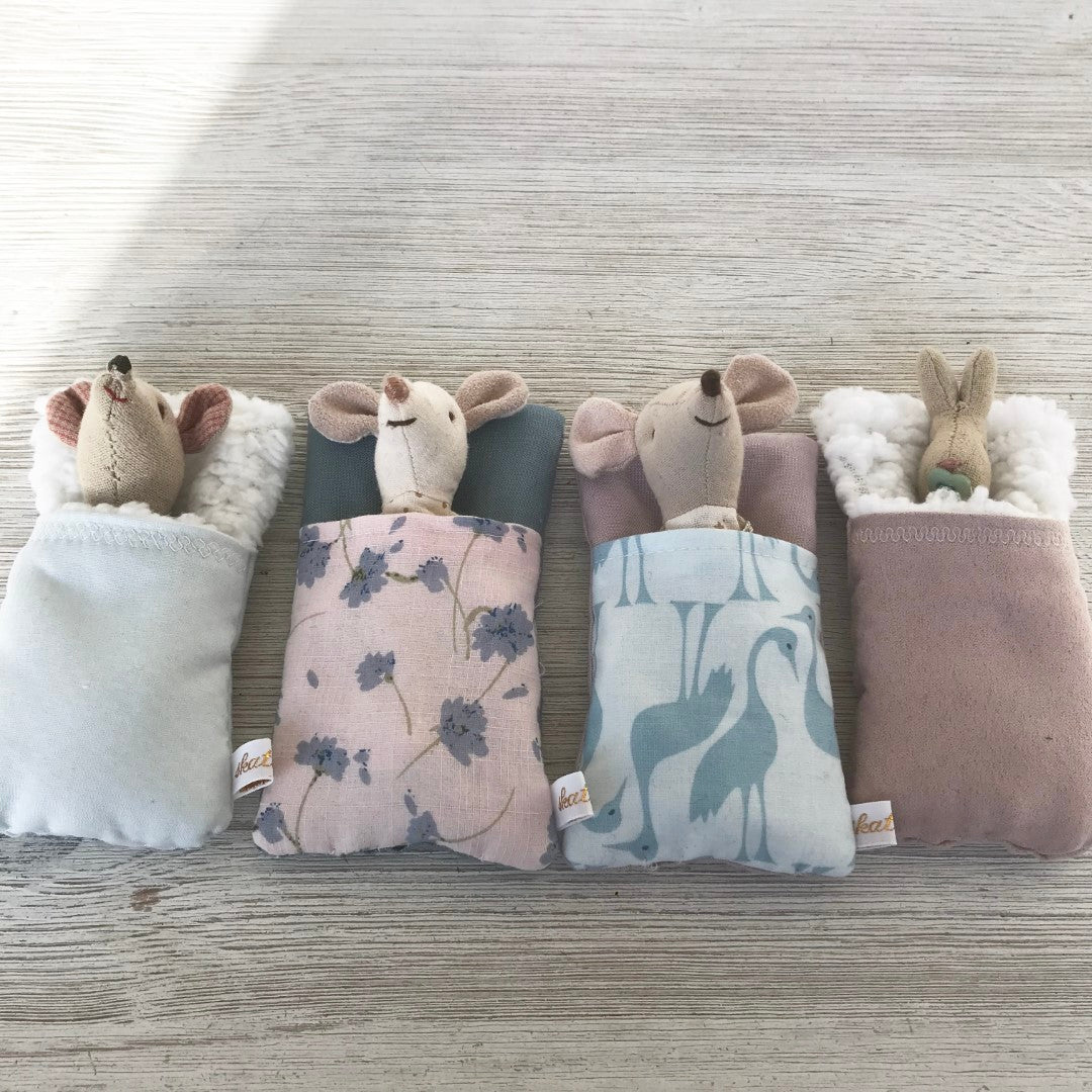 Slaapzakje lichtblauw/grijs met witte schapenvacht (nep) handgemaakt