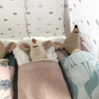 Slaapzakje lichtblauw/grijs met witte schapenvacht (nep) handgemaakt