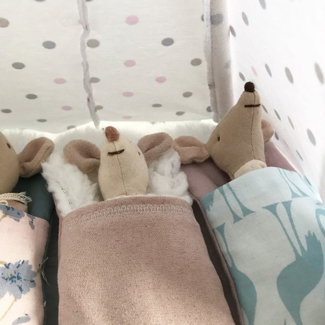 Slaapzakje lichtblauw/grijs met witte schapenvacht (nep) handgemaakt