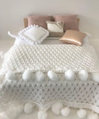 *Sprei met pompoms voor het poppenhuis
