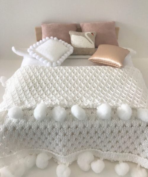 *Sprei met pompoms voor het poppenhuis