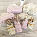 * Inbakerdoek met haarbandje voor Sylvanian baby roze met gouden stipjes handgemaakt