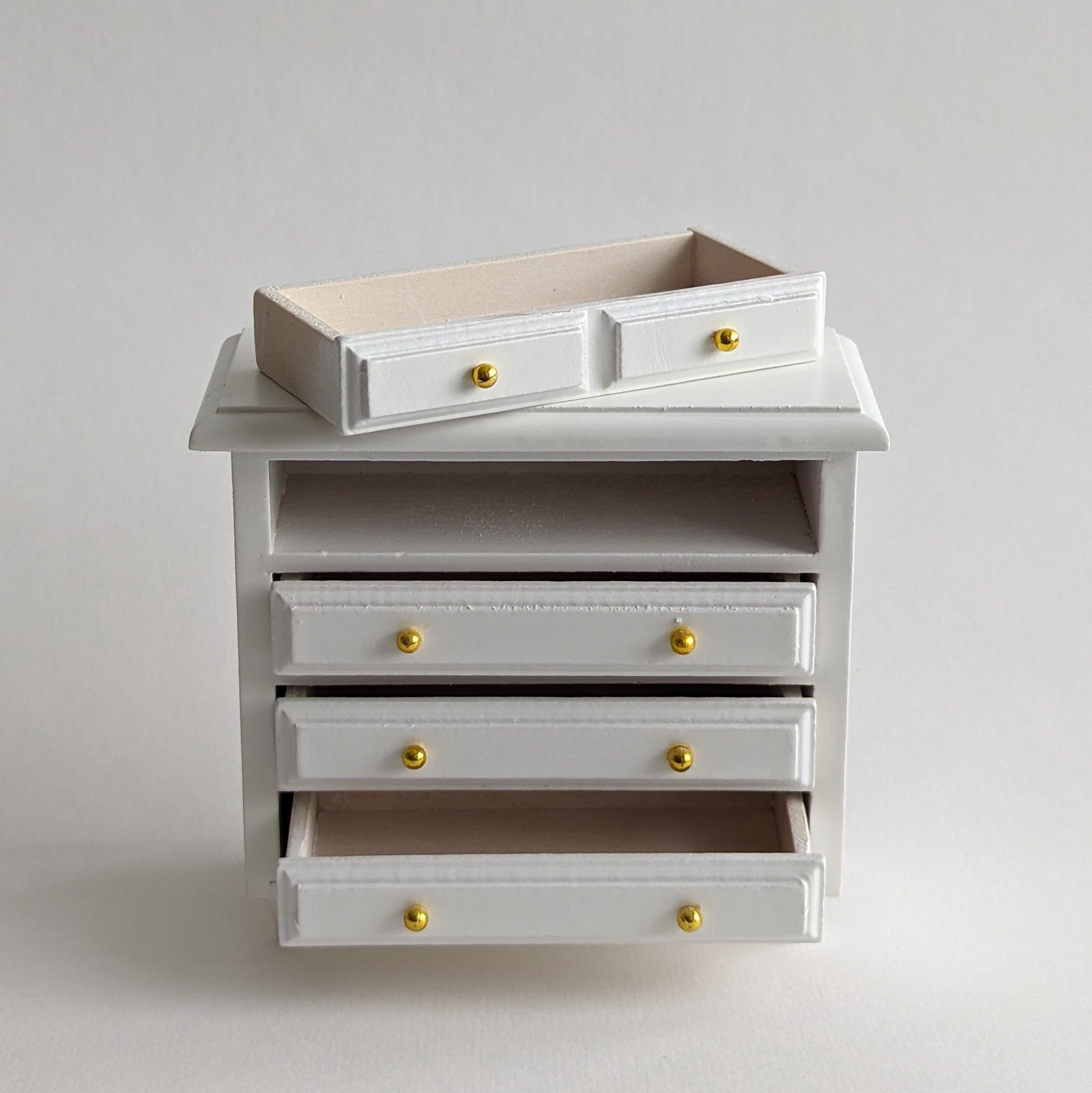 Miniatuur witte ladekast