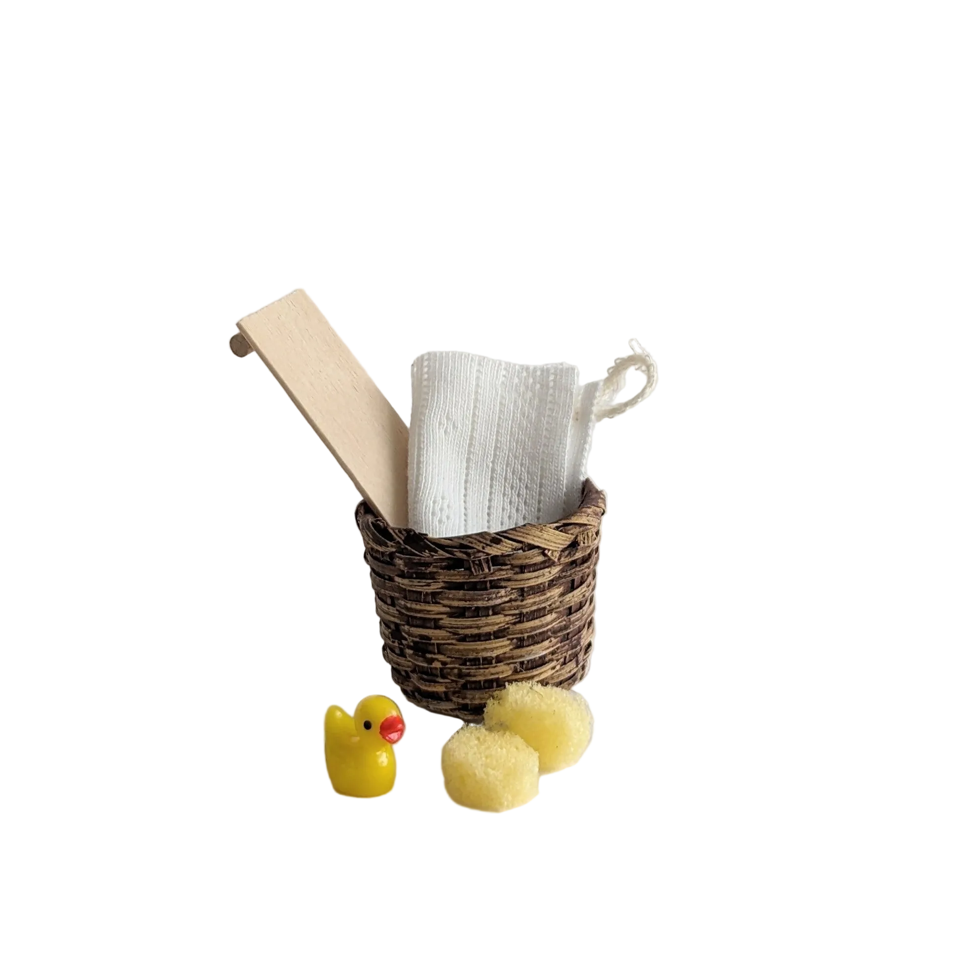 Mand met badplankje met handdoek, badeendje en sponsjes