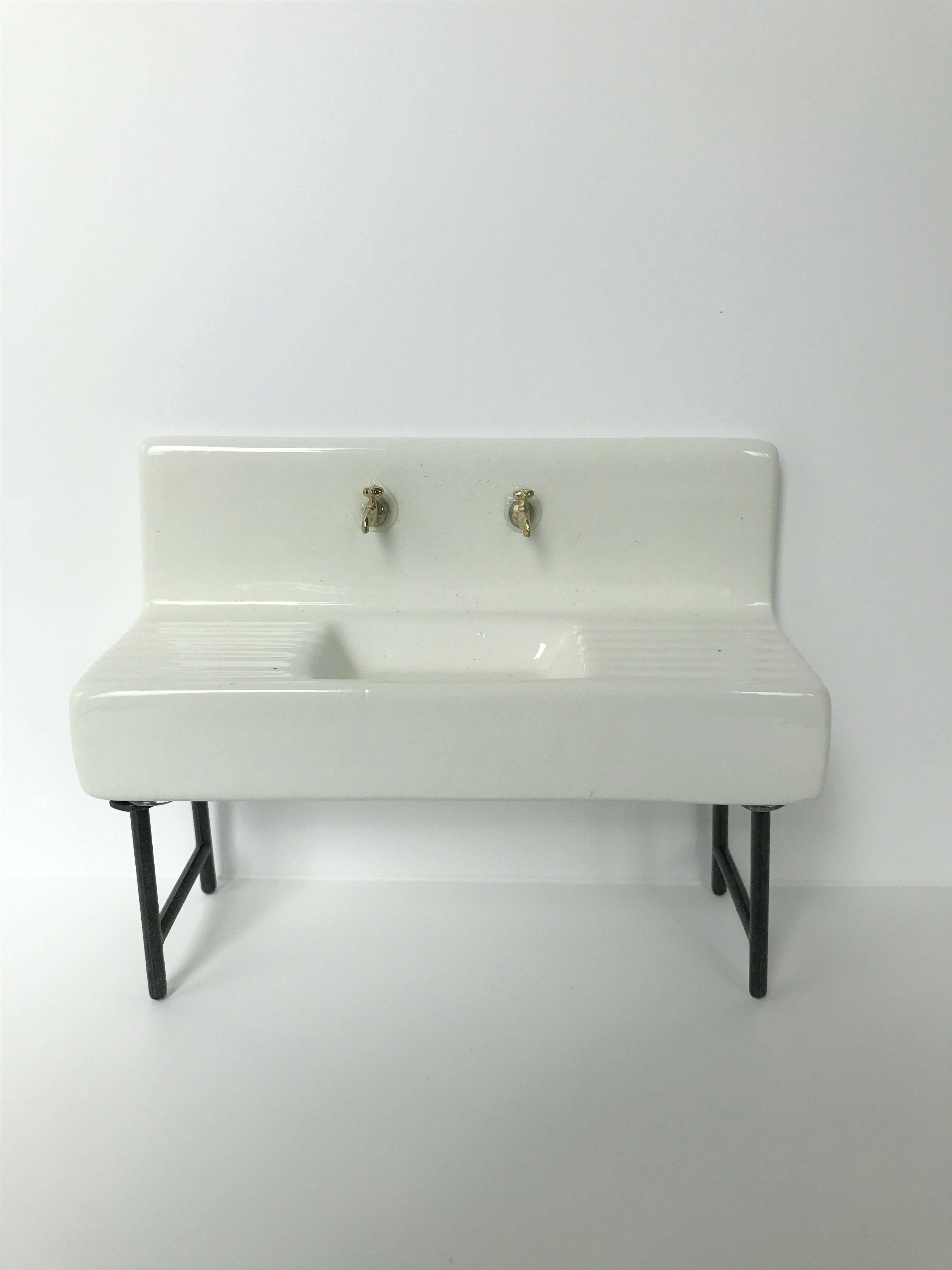 -wastafel voor het poppenhuis