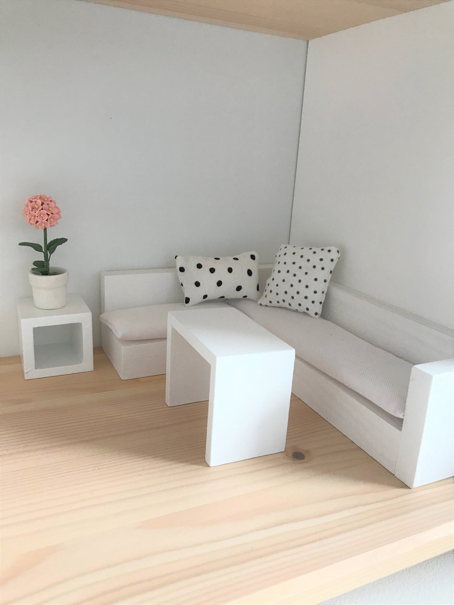 Modern compleet ingericht poppenhuis