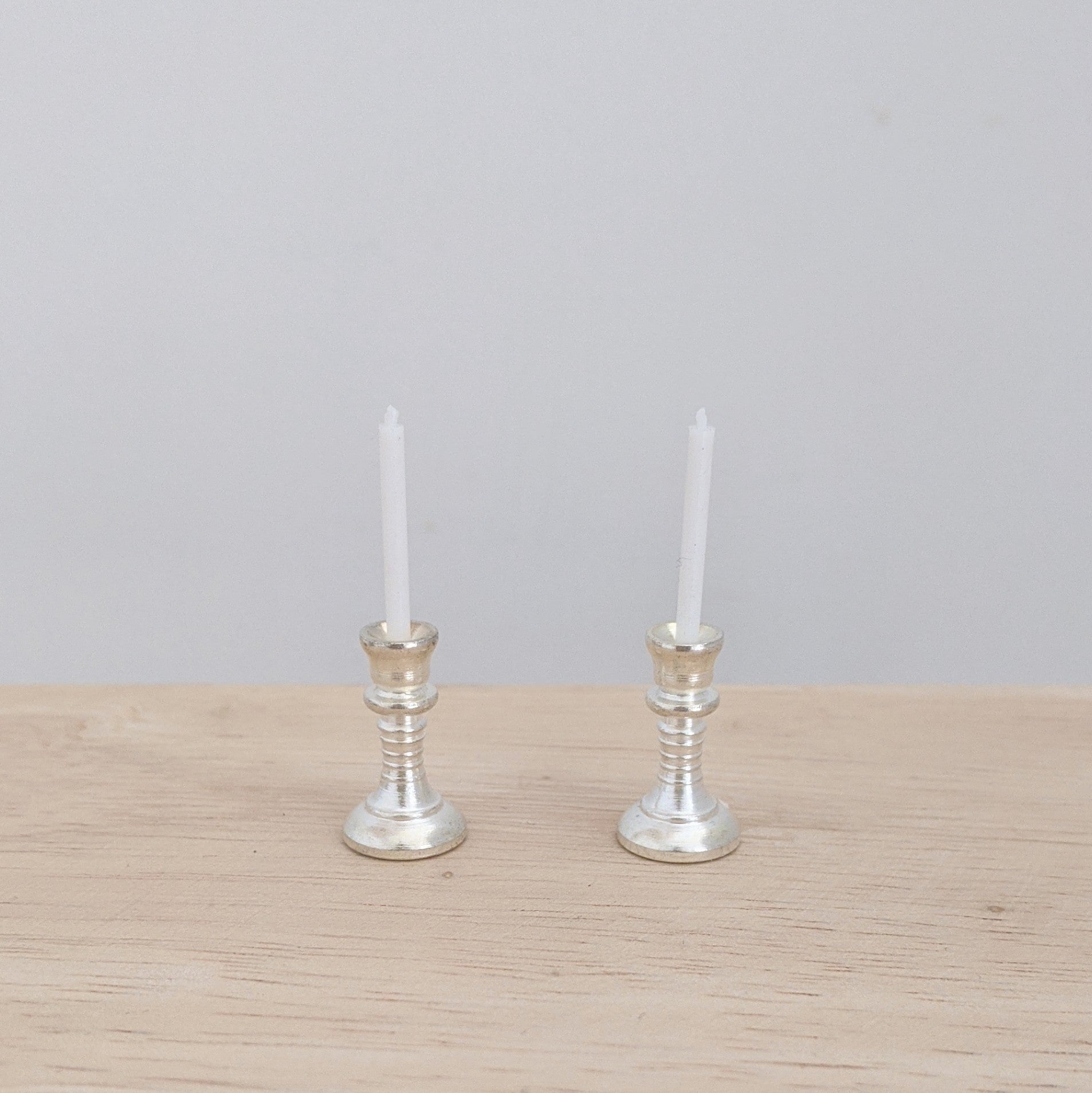 Zilveren kandelaars met kaarsje