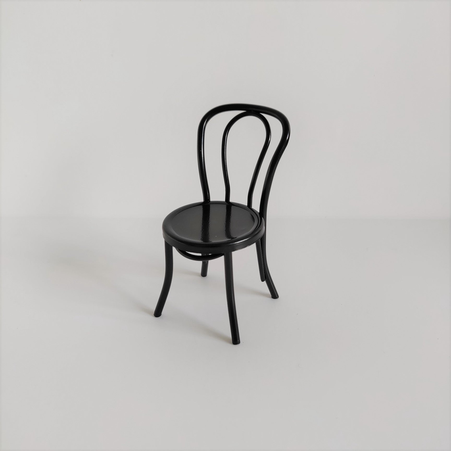 Zwart metalen stoeltje