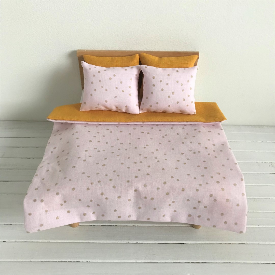 Dekbed met kussentjes roze met gouden stipjes en okergeel – Skattich